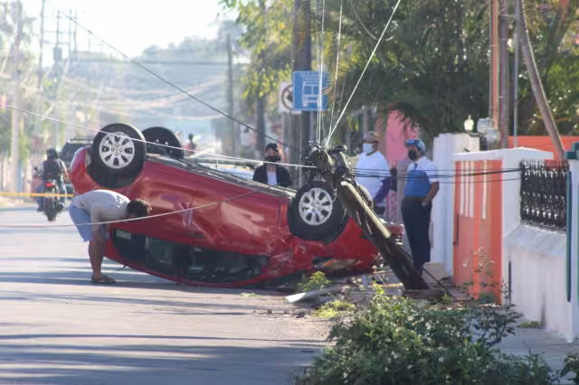 La conductora perdió el control del volante, se subió a la acera de la calle y derribó un poste de madera