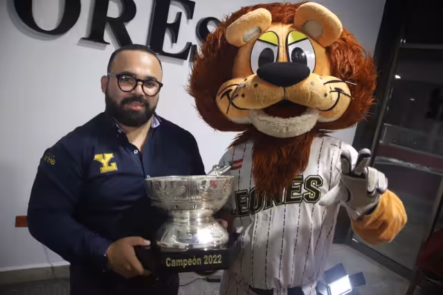 El director General David Ceballos Bojórquez y Leonel El Coronel, representaron al equipo de Leones de Yucatán