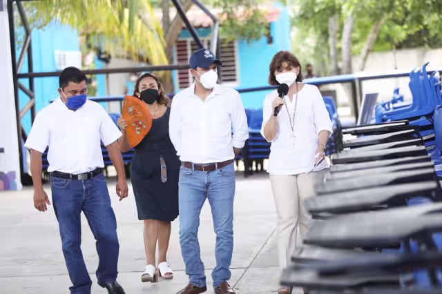 En Umán, Vila Dosal constató las labores de mantenimiento y ampliación de espacios educativos