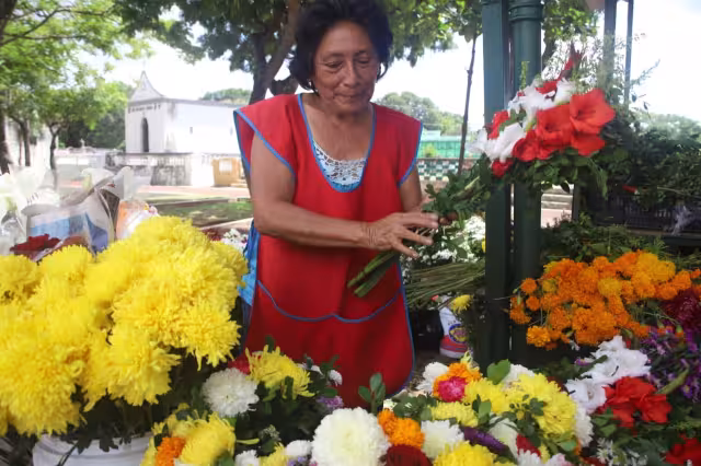 Las flores son parte principal de la celebración de Día de Muertos