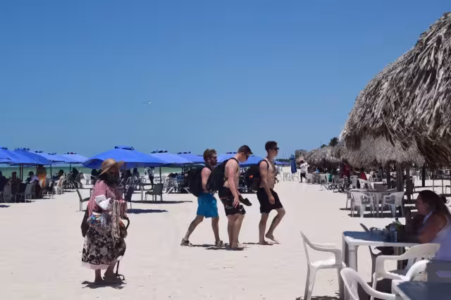 Prestadores de servicios de Progreso se dijeron sorprendidos por la llegada de ambos navíos