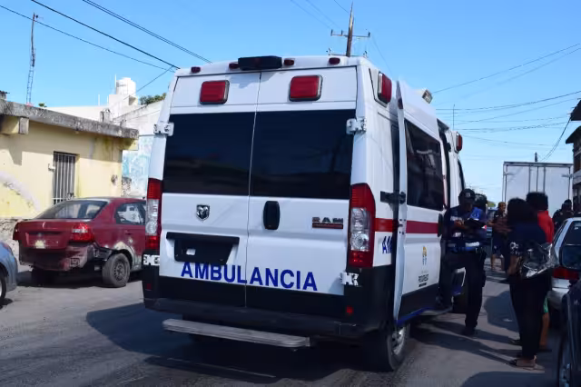 Paramédicos atendieron a la mujer y la trasladaron a un hospital
