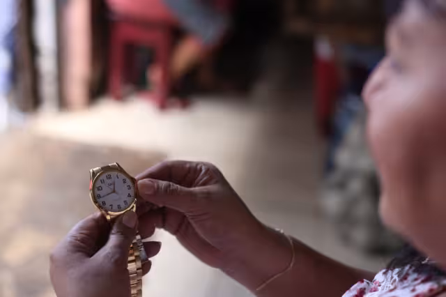 Este sábado 29, antes de acostarse dormir, se deberá atrasar el reloj una hora