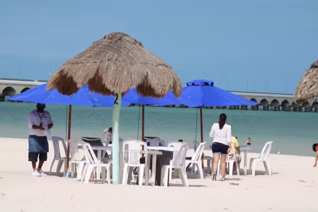 Restauranteros del lugar están reforzando los protocolos de salud para evitar más infectados