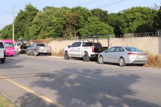 La Guardia Nacional montó vigilancia afuera del inmueble mientras elementos de la FGR realizaban un cateo