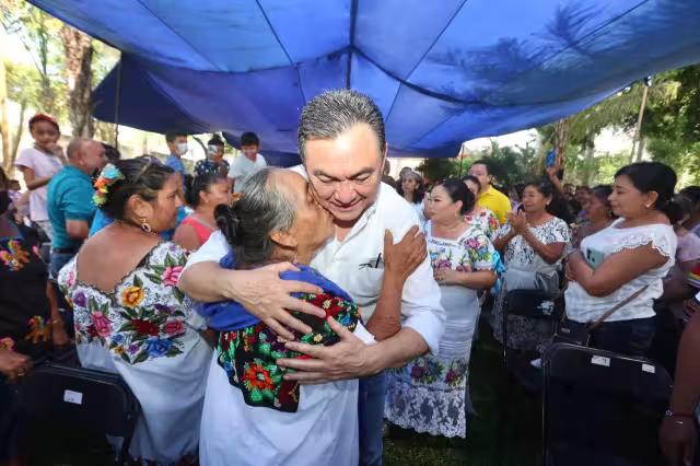 En Dzan, ante más de 500 personas, el titular de la Segey, reiteró que de lunes a viernes cumple sus funciones y los sábados y domingos visita a sus amigos