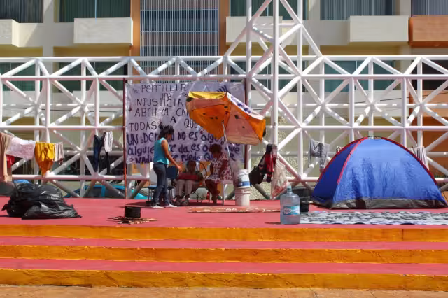 La titular del Instituto de la Mujer del Estado de Campeche acudió al lugar para dialogar con la manifestante