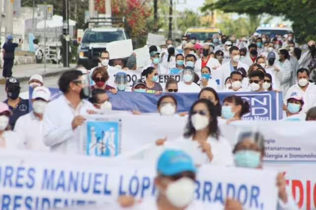 Personal del sector salud exige recibir vacuna contra COVID-19