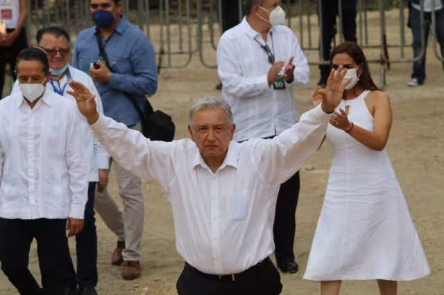 El presidente se despidió de la gente que asistieron al evento