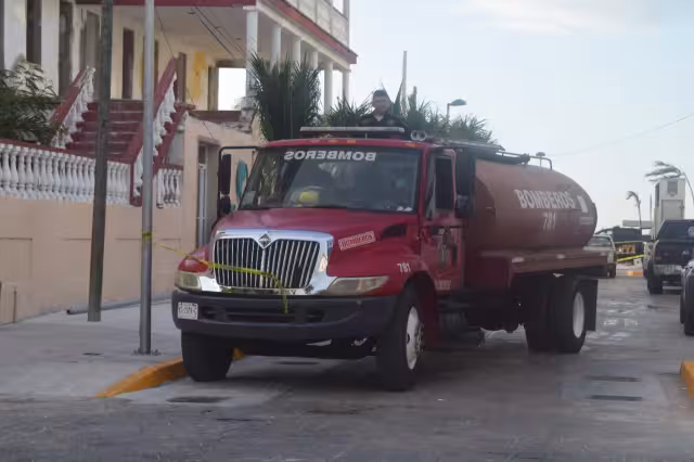 Autoridades despliegan un gran operativo en el malecón de Progreso por un incendio
