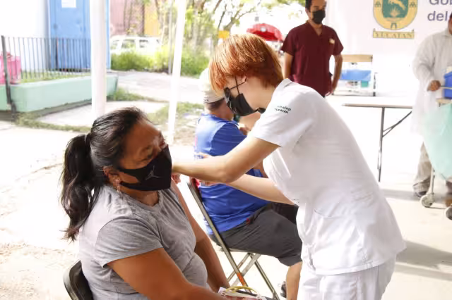 Inicia campaña de vacunación a personas de 40 a 49 años en Yucatán