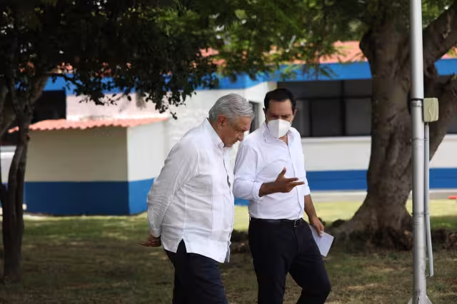 Durante la reunión, AMLO y Vila Dosal aprovecharon para platicar sobre los alcances del proyecto en la entidad