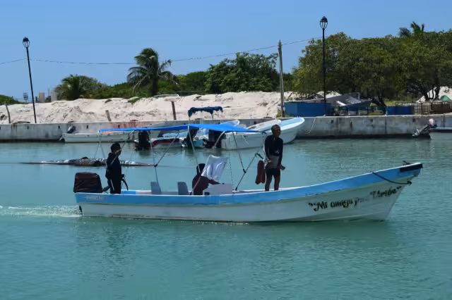 Las entradas a los paseos en lancha no bajan de 200 personas al día en la zona