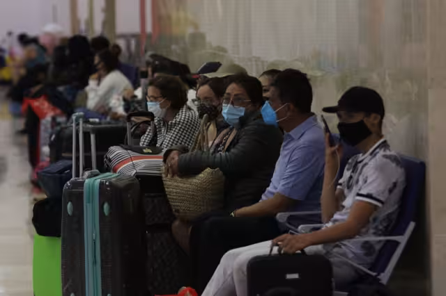 Los turistas se quedaron en los pasillos sin poder abordar sus vuelos Foto: Por Esto! Quintana Roo