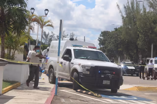 El cuerpo del hombre quedó tendido en la rampa para discpacitados del Aeropuerto de Chetumal Foto: Manuel Collí