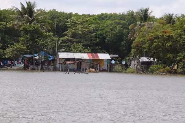 Los habitantes se han visto afectados económicamente por no contar con una embarcación que les permita transportarse