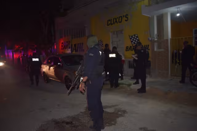 Al lugar arribaron varios elementos de la policía municipal con armas largas