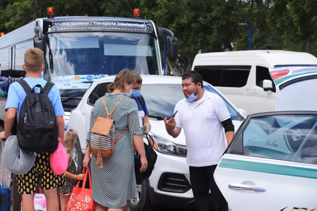 El taxista  presuntamente no quería entregarle el resto del equipaje a  los turistas hasta que le dieran la otra parte del dinero