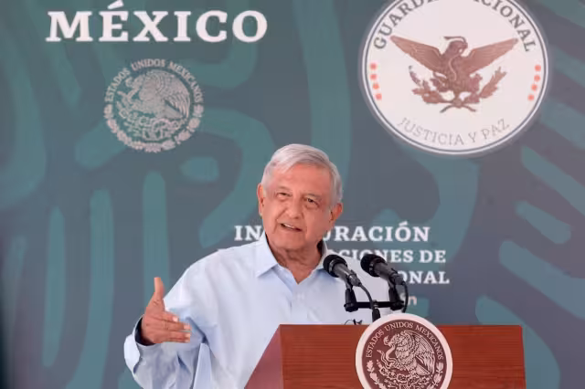 AMLO anuncia que vacuna de refuerzo para adultos mayores iniciará el próximo martes