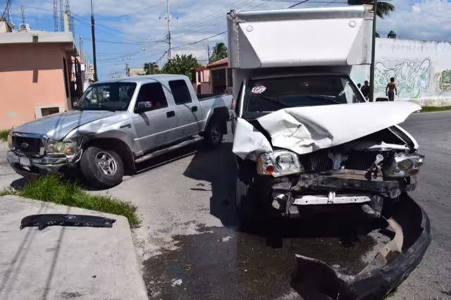Dos autos resultaron con graves daños tras el impacto