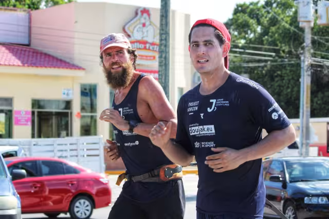 El Forrest Gump alemán será recibido por autoridades municipales de Cancún en Playa Delfines