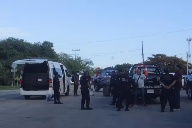 Policías municipales detuvieron la unidad donde llevaban el pulpo y los langostines. Foto: Carlos Euan