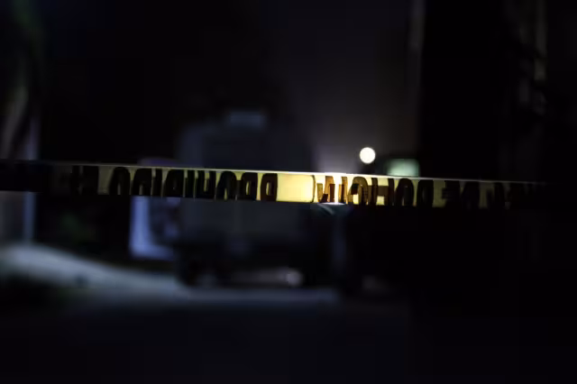 Fue poco antes de las 21:00 horas cuando los sicarios llegaron a una vivienda y dispararon en contra de dos hombres