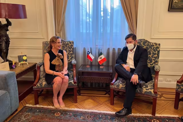 Gabriel Boric participa en develación de mural de Gabriela Mistral donado por México