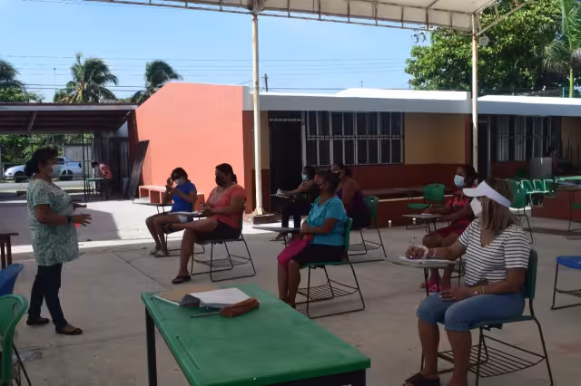 Un trabajador anónimo dijo que el tema de casos se maneja herméticamente para no alarmar a padres de familia, que acuden por cuadernillos con actividades