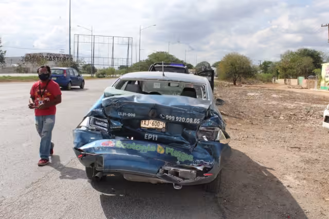 Uno de los autos terminó dañado en la parte trasera