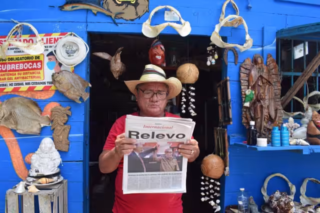 Su gusto por la lectura fue inculcado por su padre quien leía el periódico Por Esto!