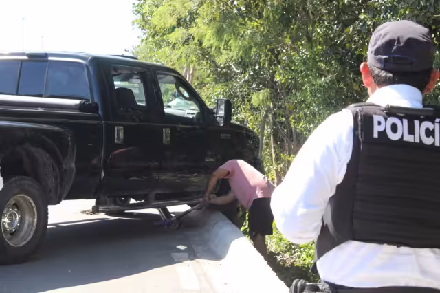 Se tuvo que usar una grúa para mover la camioneta
