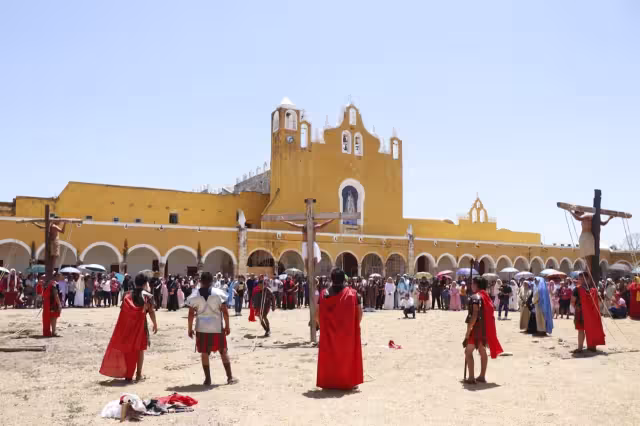 Cientos de personas asistieron al Viacrucis en Izamal