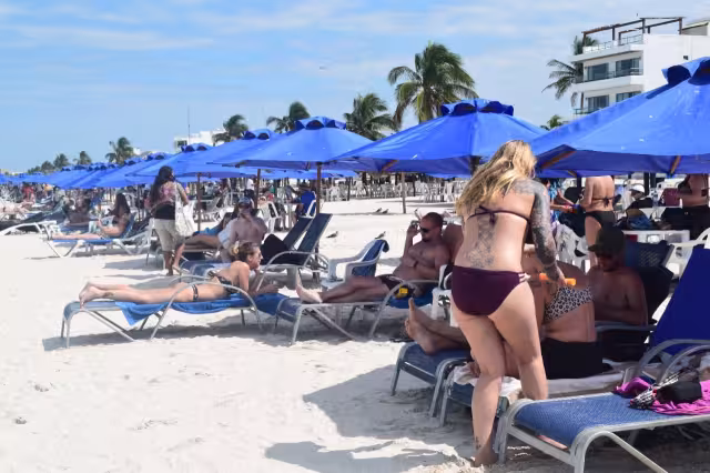 A las 10:00 horas, las familias y parejas que llegaron a bordo del buque comenzaron a dispersarse por el primer cuadro de la ciudad.