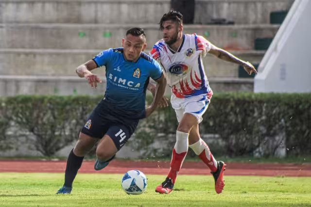 Klinsman Calderón (azul), jugará en el partido contra Escorpiones FC este fin de semana con Inter Playa del Carmen