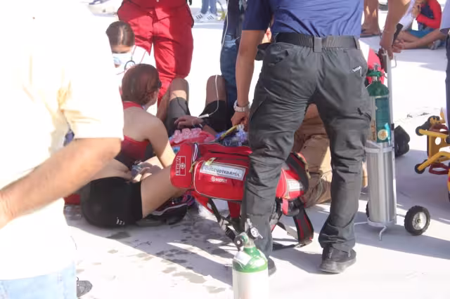 Paramédicos le brindaron oxígeno al hombre tras desamayarse