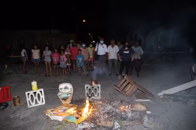Vecinos tuvieron que cerrar la calle en espera de respuesta por parte de la CFE. Foto: Martin Zetina