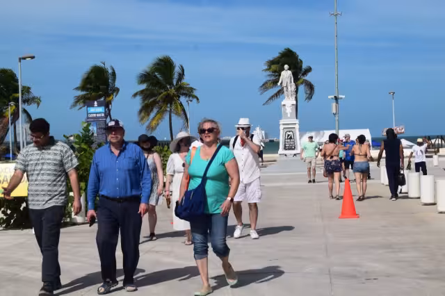 El navío atracó minutos previos a las 9:00 horas