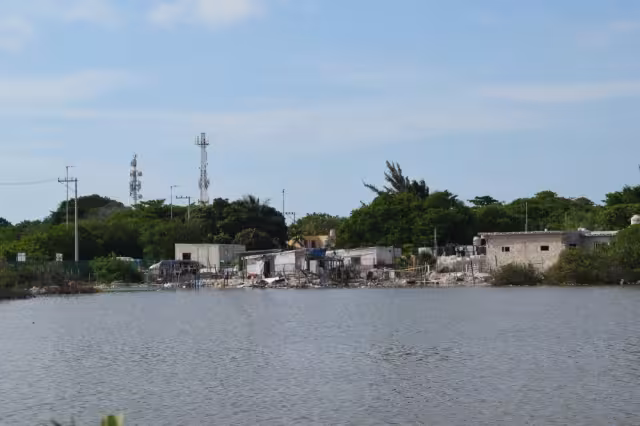 Vecinos de Chicxulub Puerto señalaron que vieron al menos a 10 personas tirando escombro con la finalidad de construir viviendas