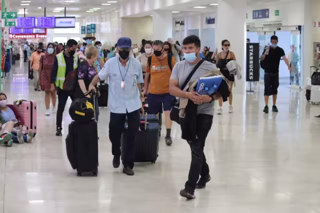 Los pasajeros del vuelo cancelado de VivaAerobus deberán esperar a la reprogramación de su salida en el aeropuerto de Cancún