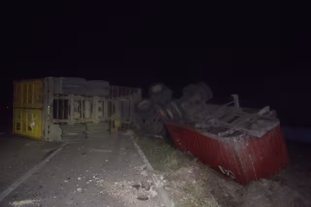 Chofer pierde el control y choca su tráiler en la carretera federal Progreso - Mérida