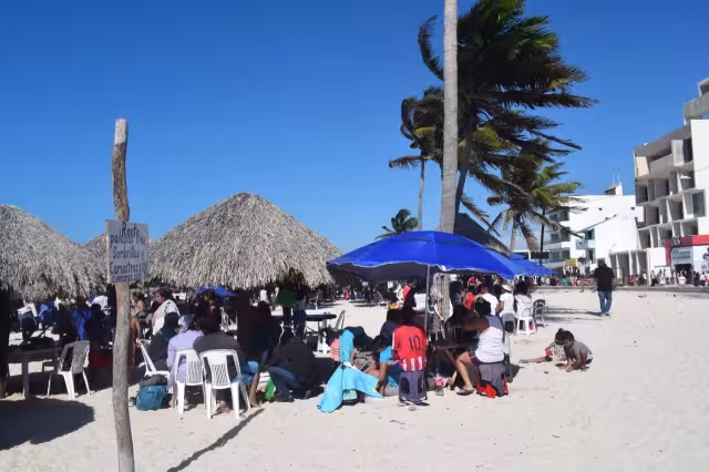 En sitios como el malecón y hasta las playas de Chelem y Chuburná persisten las palapas que colocan los restaurantes cada fin de semana sin permisos