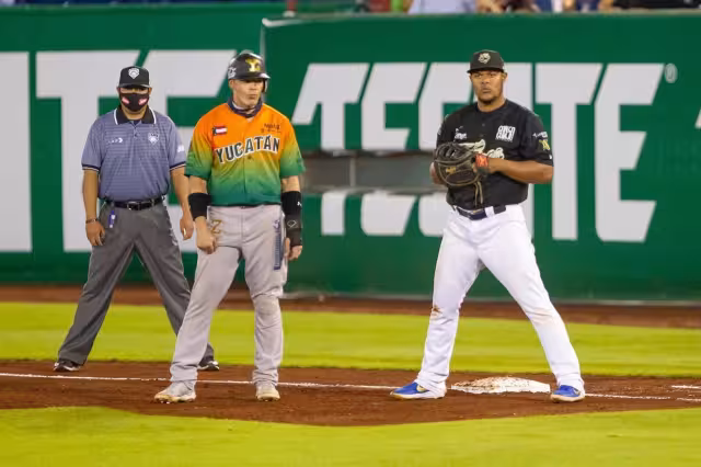 Los de bengala se sacudieron la blanqueada, con un batazo de cuatro estaciones por parte de José Manuel Orozco por el bosque derecho, en el cierre del octavo capítulo