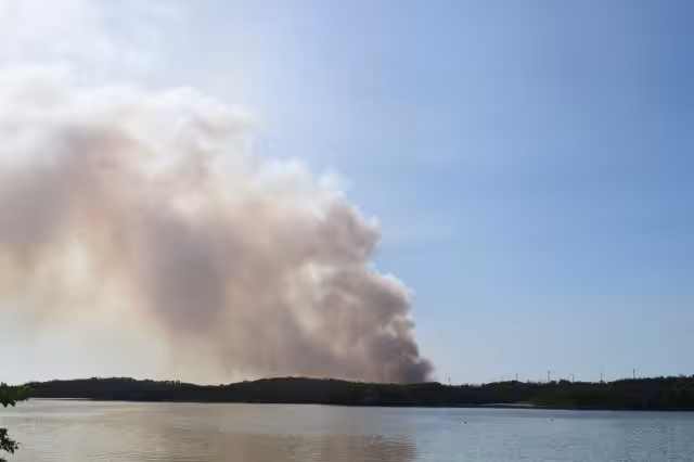Pobladores señalaron que la zona del incendio se encuentra lejos y con difícil acceso