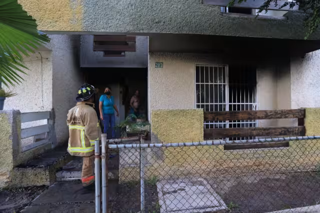 El cuerpo de bomberos demoró varios minutos en sofocar el fuego