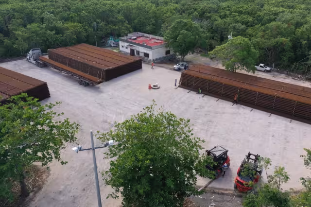 El material férreo es depositado en las instalaciones de la exresidencia de obra de la SCT, ubicada a la entrada de Tulum