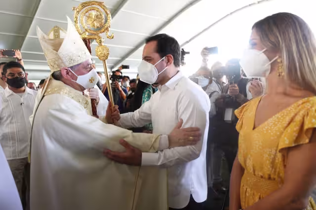 Vila Dosal estuvo acompañado de su esposa María Eugenia Ortiz Abraham durante el evento realizado en el Pueblo Mágico de Izamal