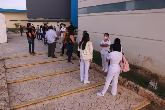 Elementos de las fuerzas armadas han impedido a los médicos y enfermeras tomarse fotos mientras están haciendo fila