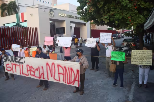 Con pancartas y pintas, los ejidatarios mostraron su descontento