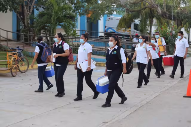 El personal de salud dio inicio al proceso de vacunación